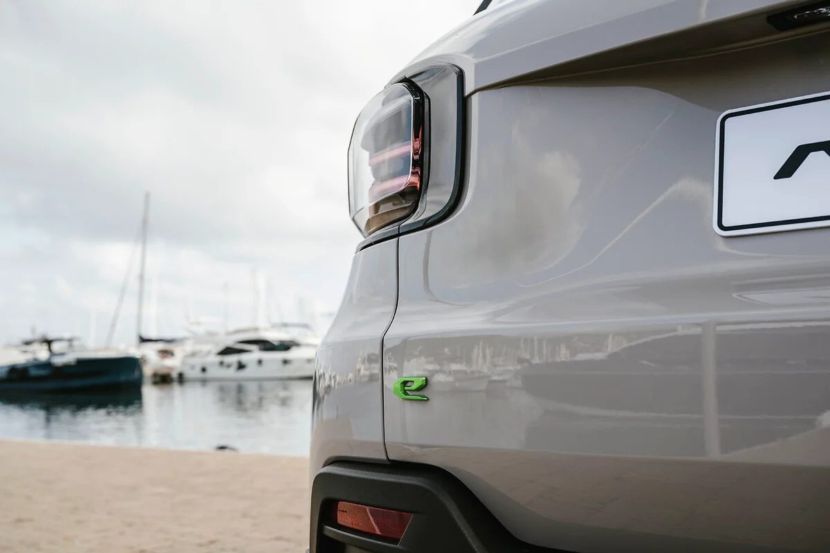 Menor SUV da Jeep agora tem motor híbrido