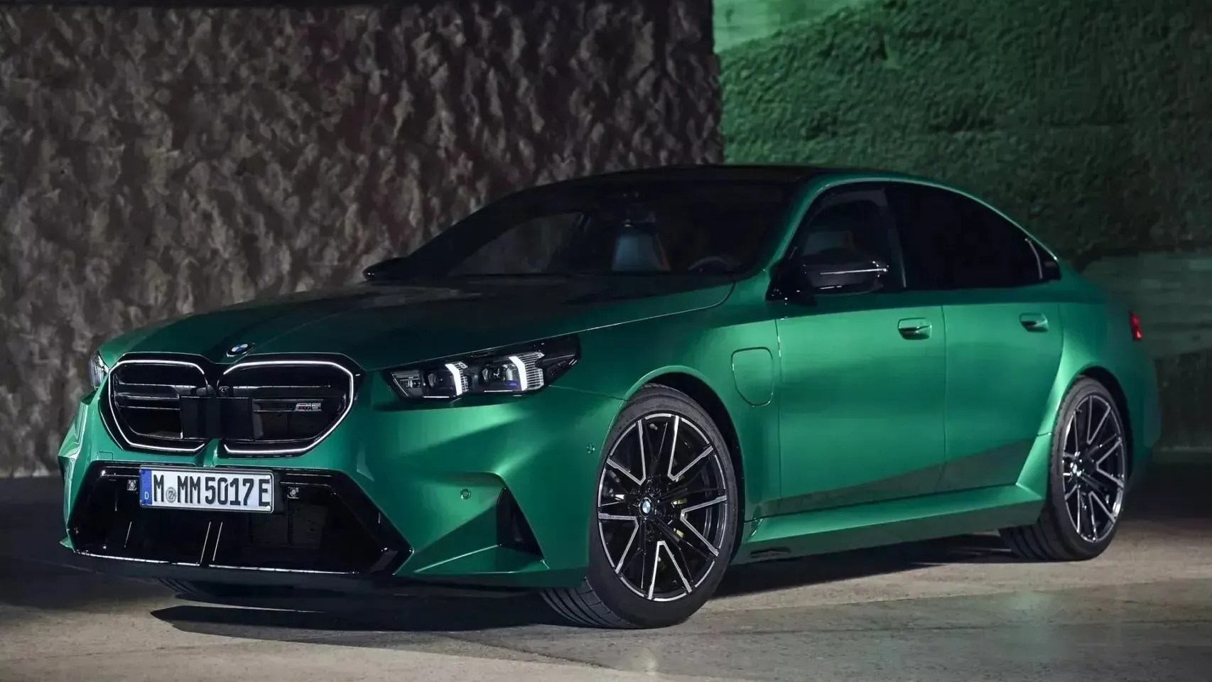 BMW M5 vira híbrido plug-in, ganha mais potência e faz até 62 km/l
