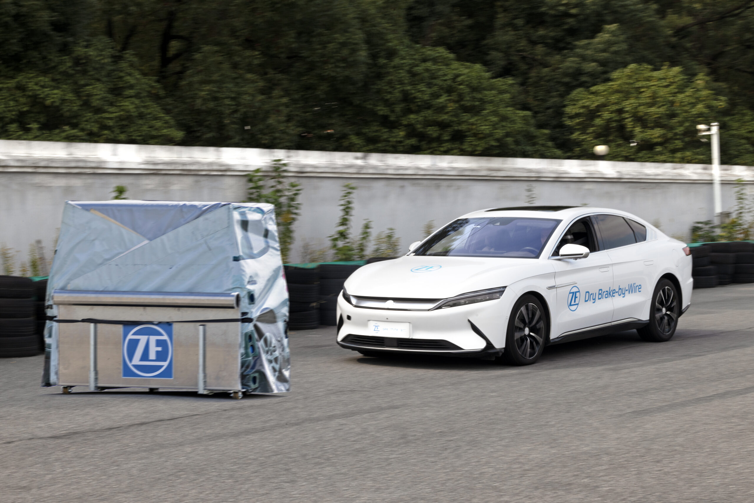 Demanda “fraca” por carros 100% elétricos faz ZF rever projeções