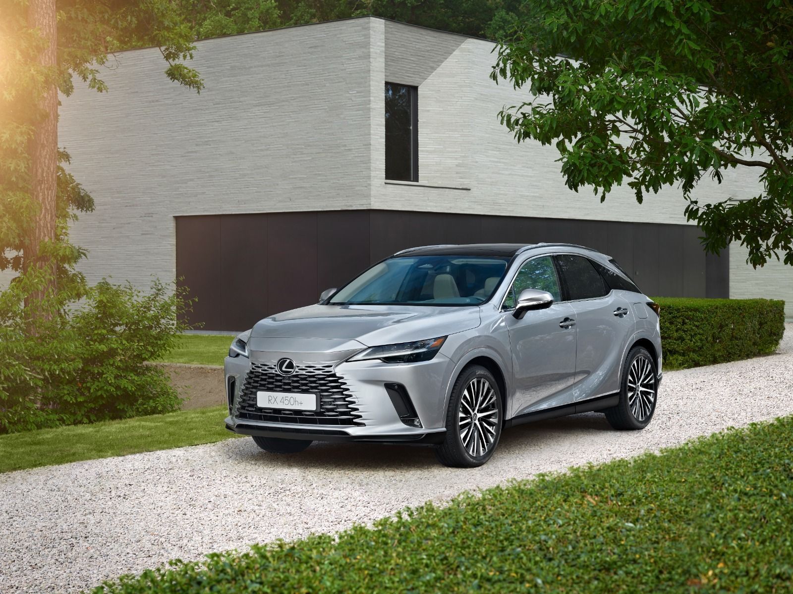 Lexus lança primeiro carro híbrido plug-in no Brasil; conheça o RX 450h+