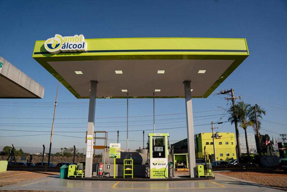 Ambipar abastece frota corporativa com etanol de resíduos de alimentos