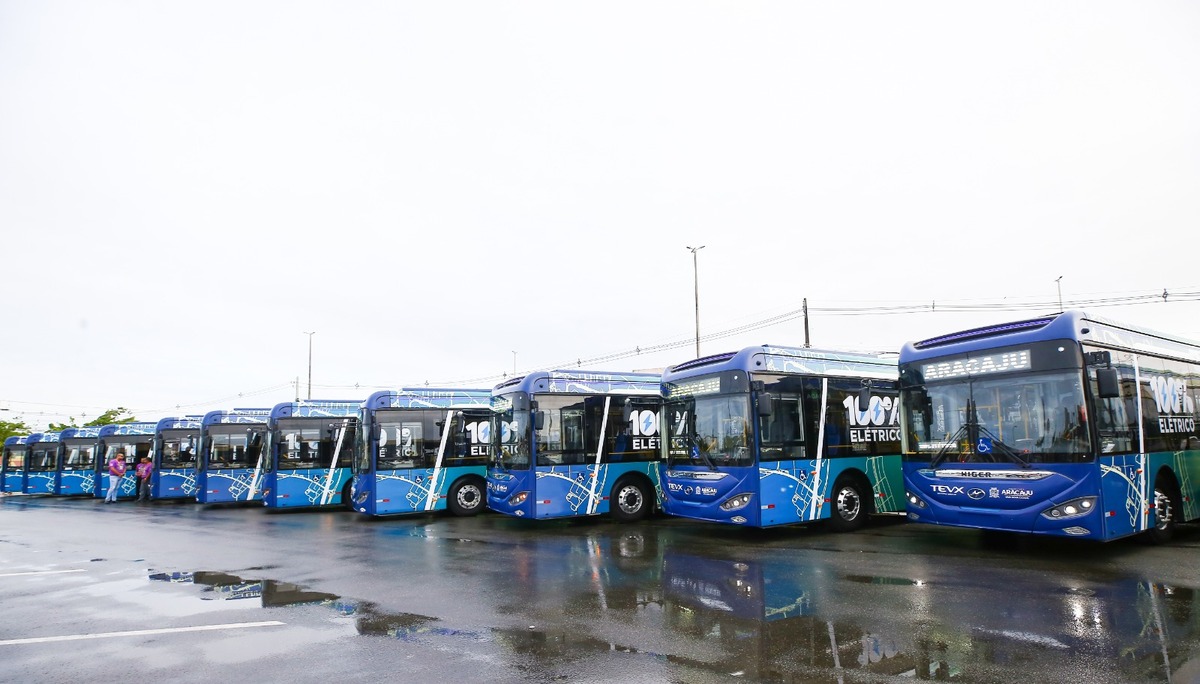 Frota de 15 ônibus elétricos começa a operar em Aracaju