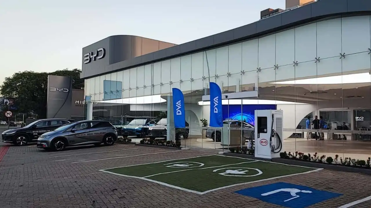 BYD lança sistema de recarga inteligente para carros elétricos no Brasil