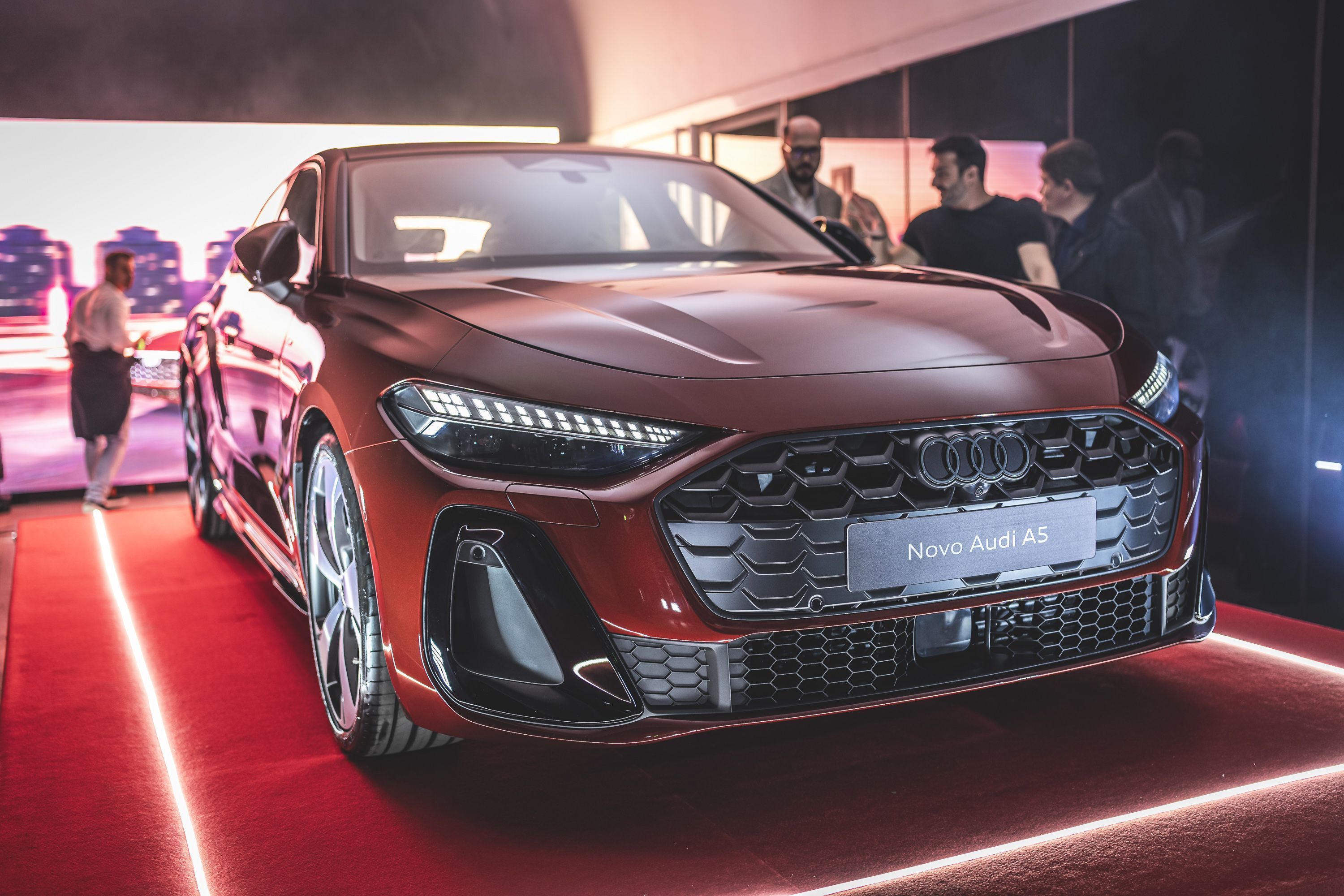 Novo Audi A5 tem “teto inteligente” e 272 cv para rivalizar com BMW