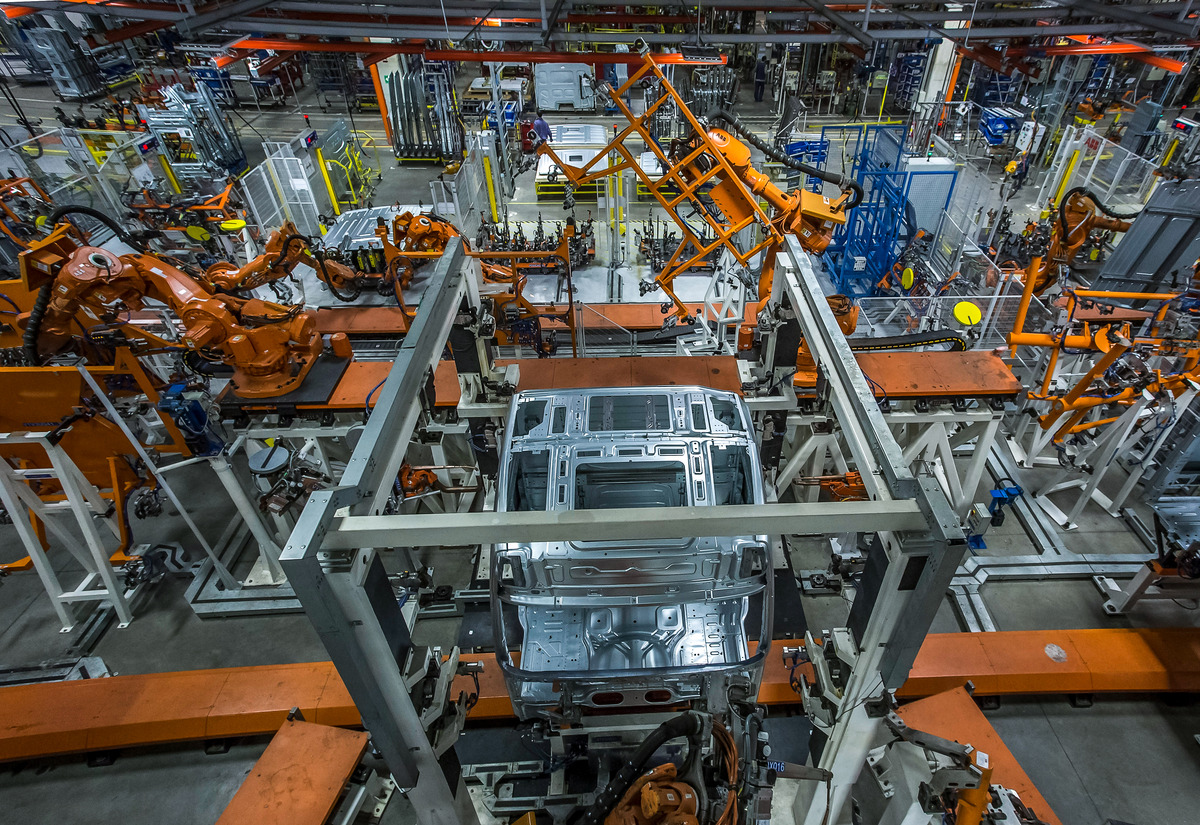 Produção de caminhões termina o 1º semestre em alta com ajuda das exportações