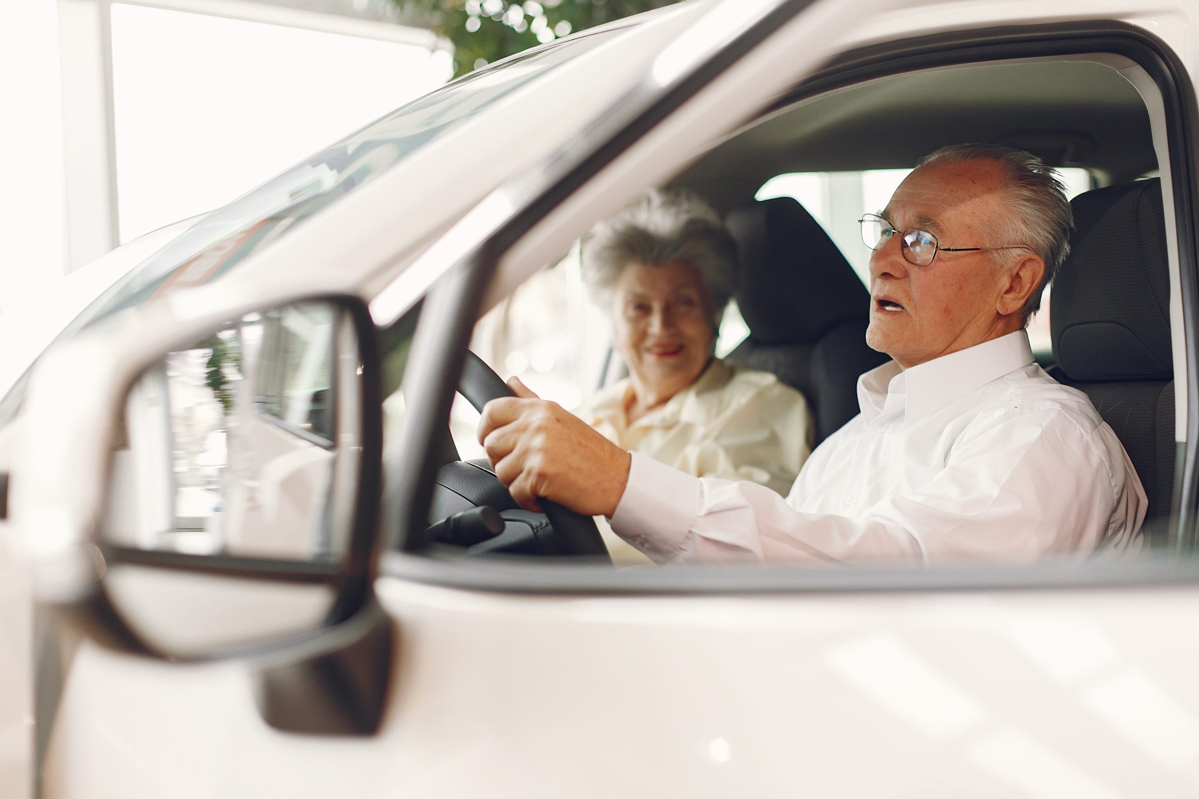 Carro novo com desconto para idosos já está valendo? Saiba como garantir isenção de impostos e descontos exclusivos na compra
