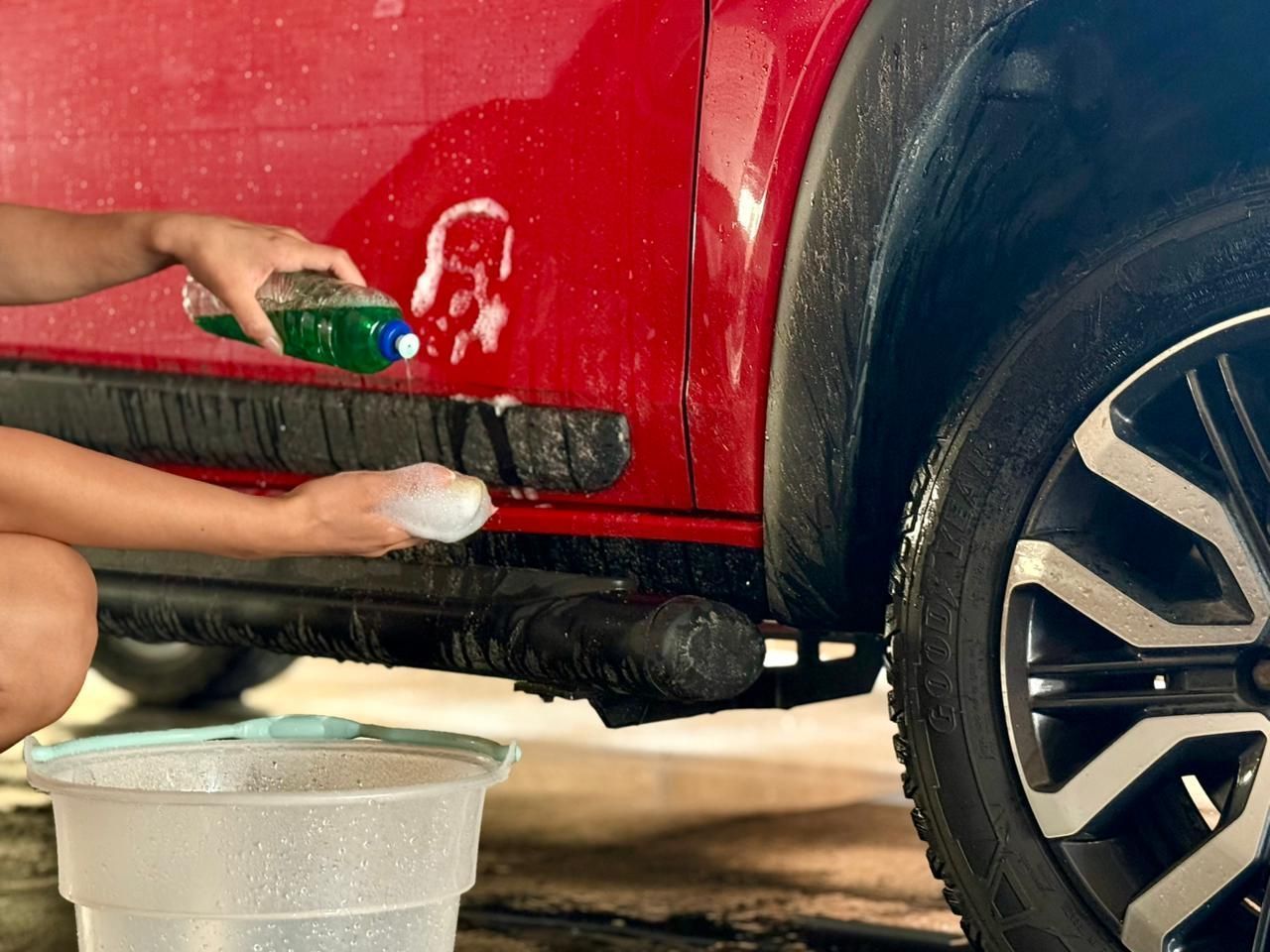 Lavar o carro com detergente: entenda os riscos para a pintura e o verniz