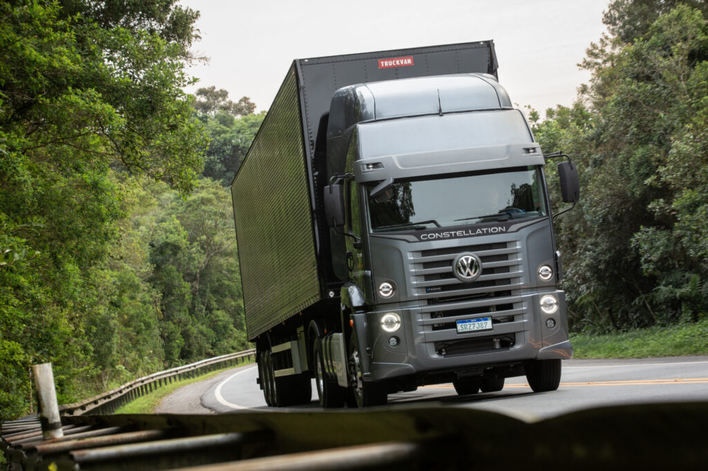 Com Constellation 20.480 4×2, VWCO promete acelerar nos extrapesados