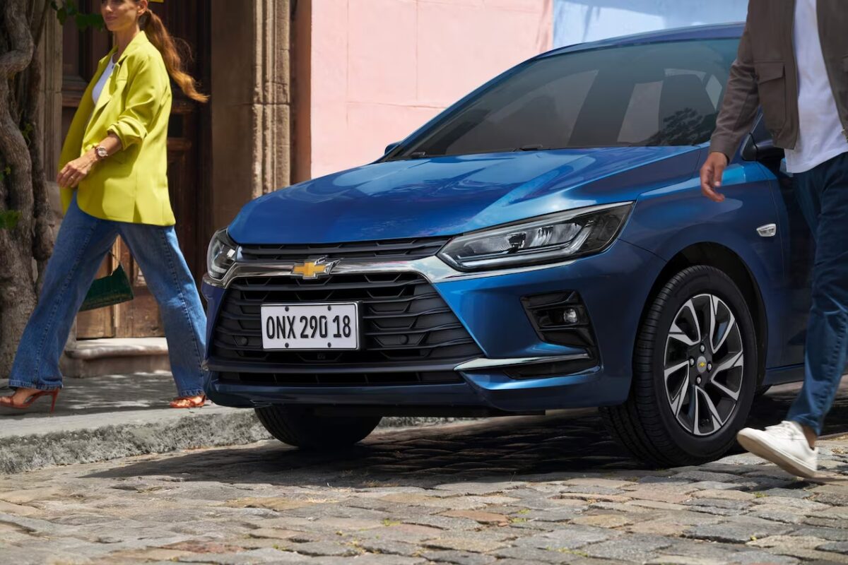 Novo Onix mais caro e com correia dentada banhada a óleo vai continuar perdendo para o VW Polo