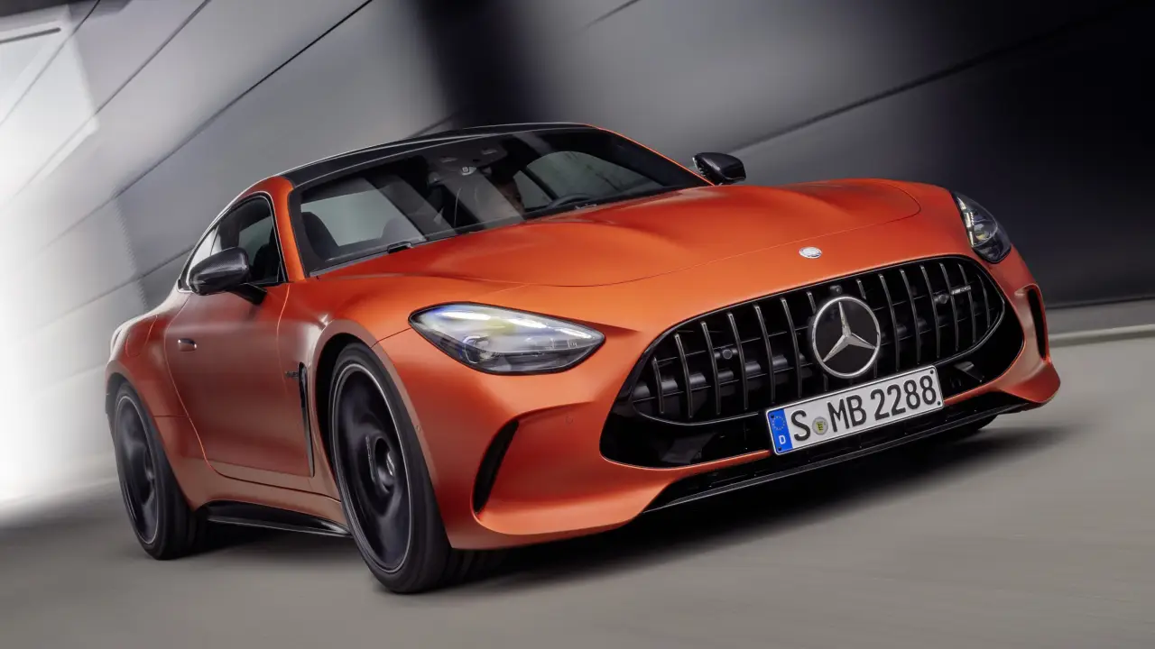 Reviravolta no setor: Mercedes-Benz estuda usar motores da BMW em seus carros a combustão