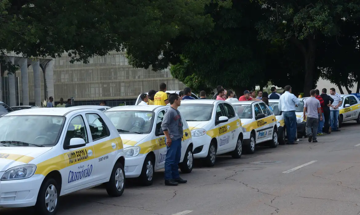 CNH: fim da autoescola obrigatória pode elevar acidentes, diz advogada