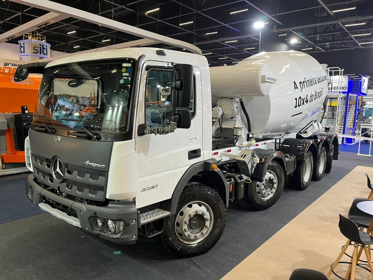 Mercedes-Benz apresenta primeira betoneira 10×4 do Brasil