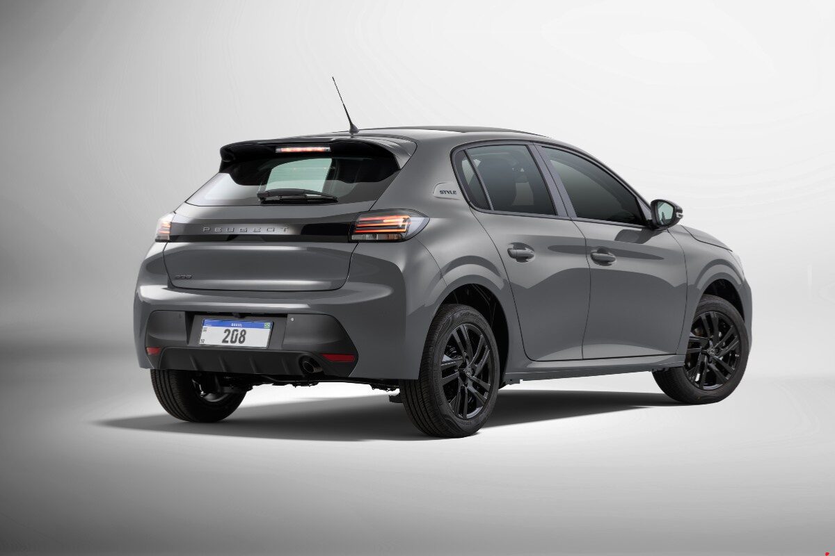 Flagra: novo Peugeot 208 terá motor semi-híbrido no Brasil