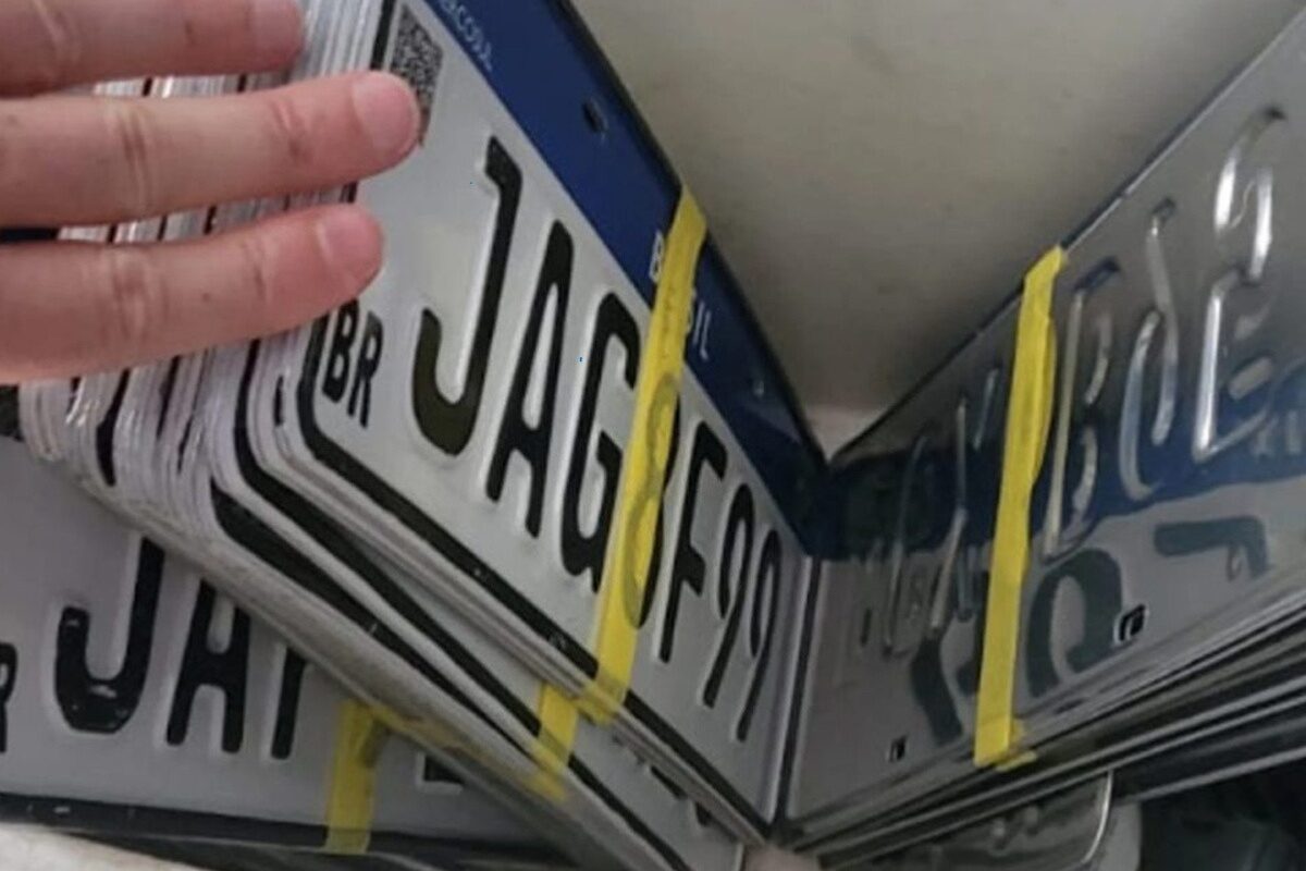 A “Epidemia” da Clonagem: Por que a Placa Mercosul virou um alvo fácil para golpistas?