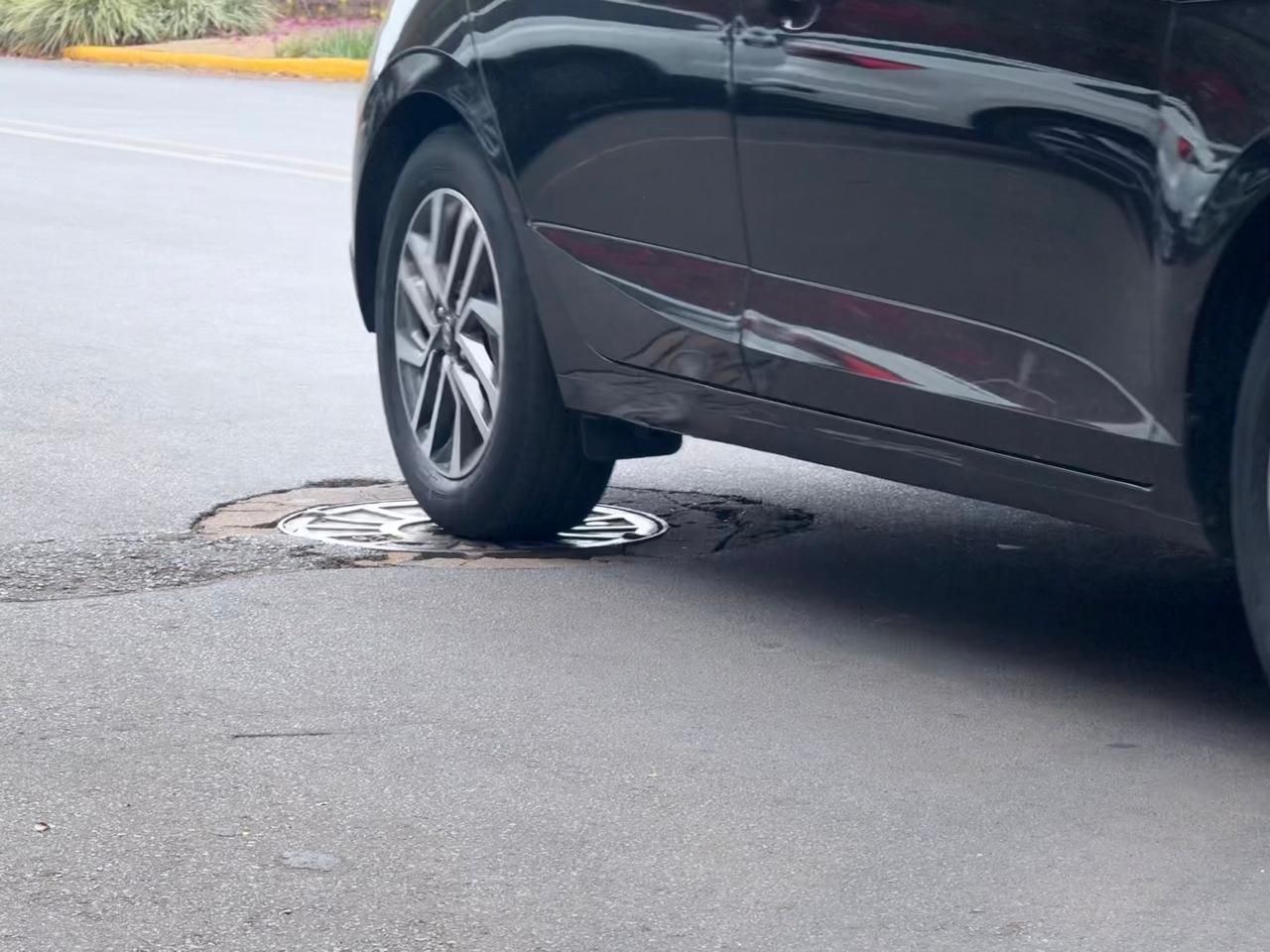 Estacionar o carro em cima de tampa de bueiro pode pesar no bolso; entenda
