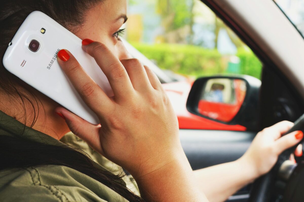 Geração Z continua utilizando o celular ao volante, diz pesquisa