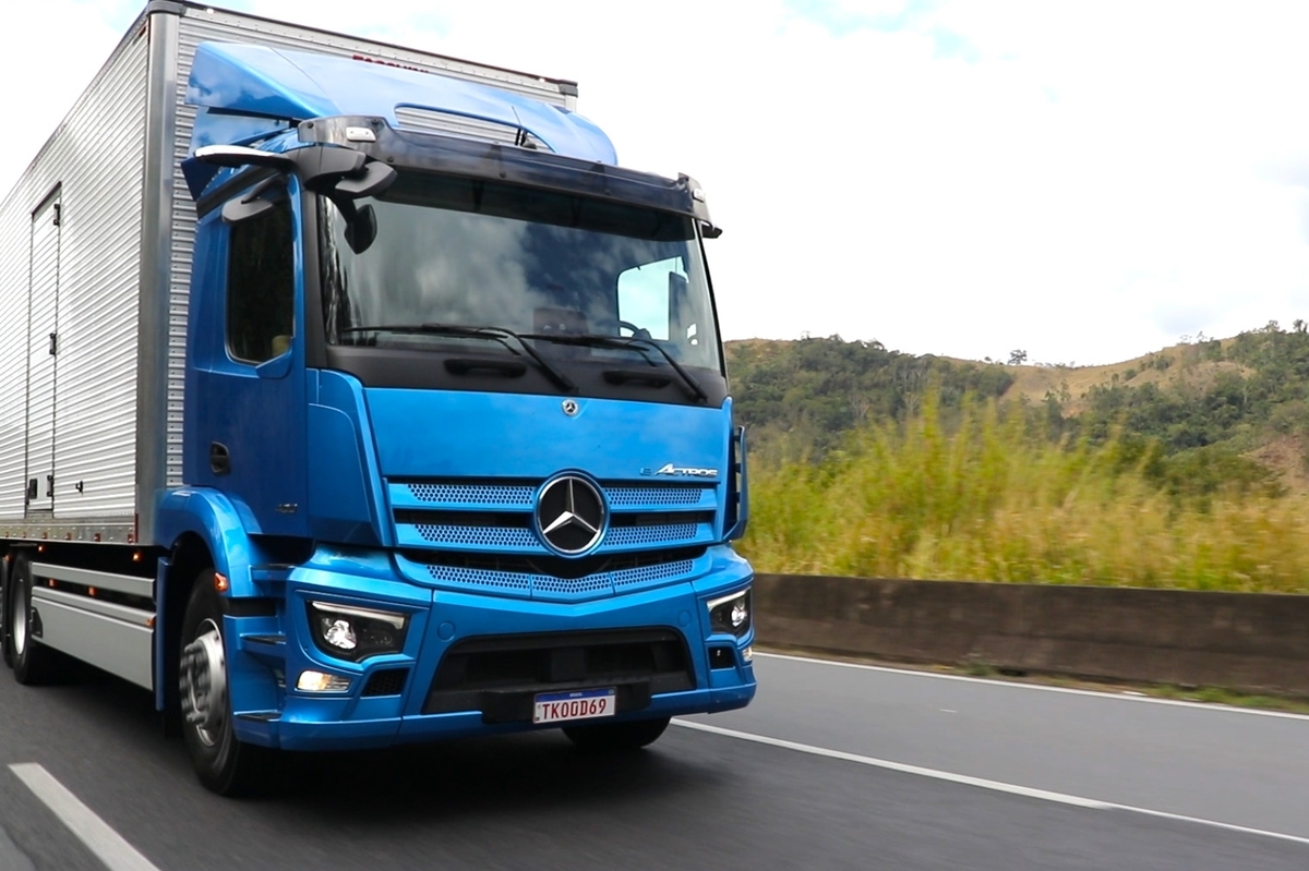 Mercedes-Benz eActros 400 faz 476 km sem recarga intermediária
