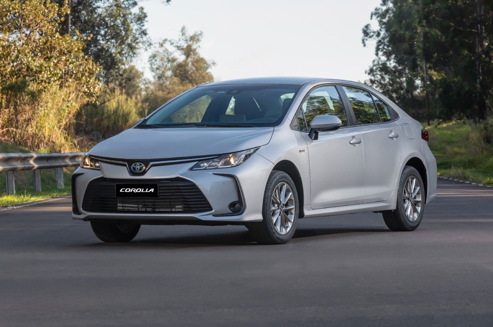 Toyota apresenta Corolla GLi Hybrid para rivalizar com BYD King