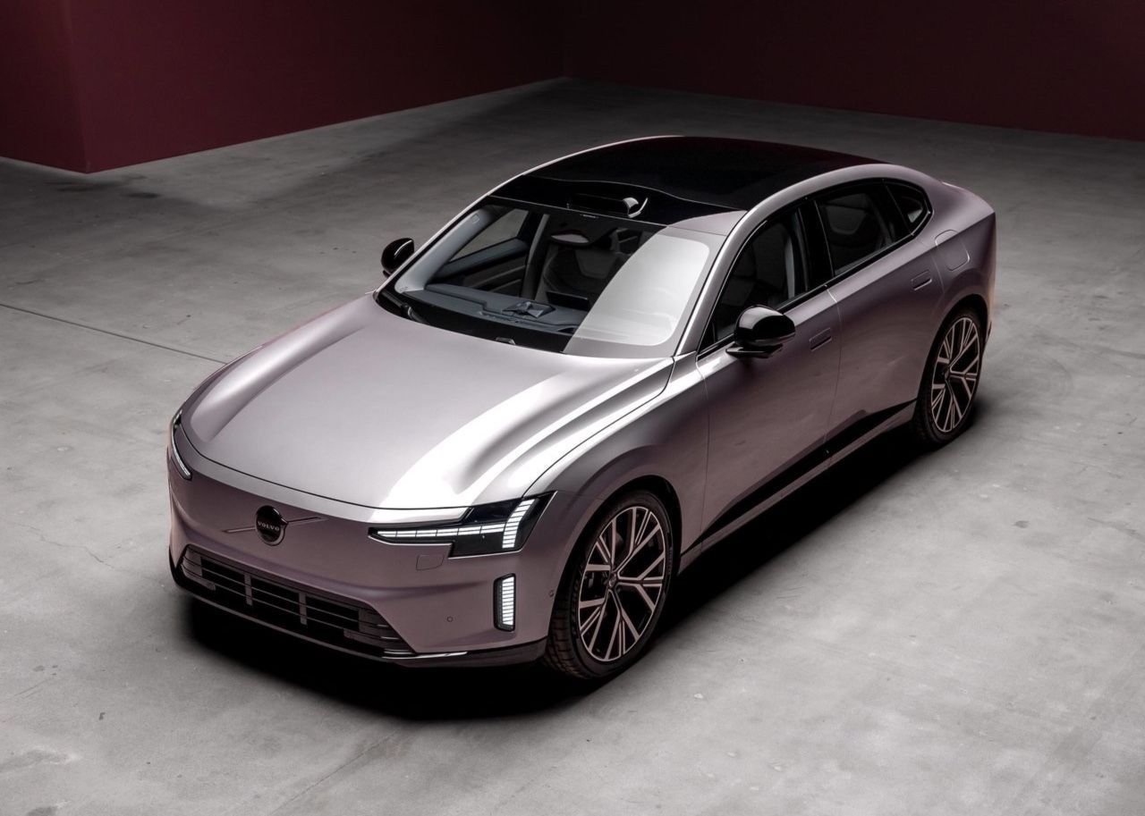 Volvo ES90 inicia produção em escala; modelo chega no Brasil em 2026
