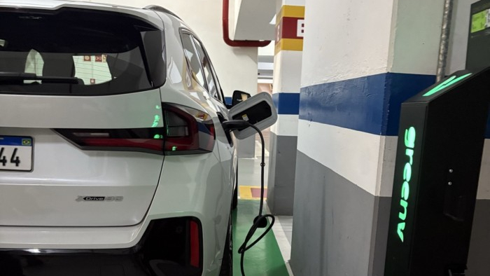 Recarga particular une BMW e GreenV no Brasil