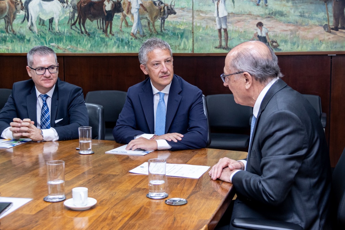 Alckmin recebe representantes do Iveco Group para tratar da indústria de caminhões