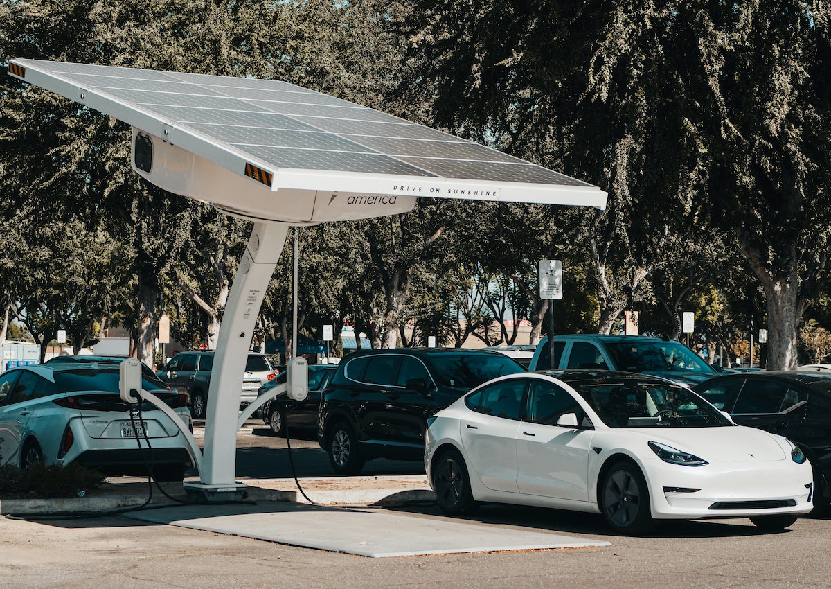 Nova lei ameaça a economia de quem tem carro elétrico e placa solar
