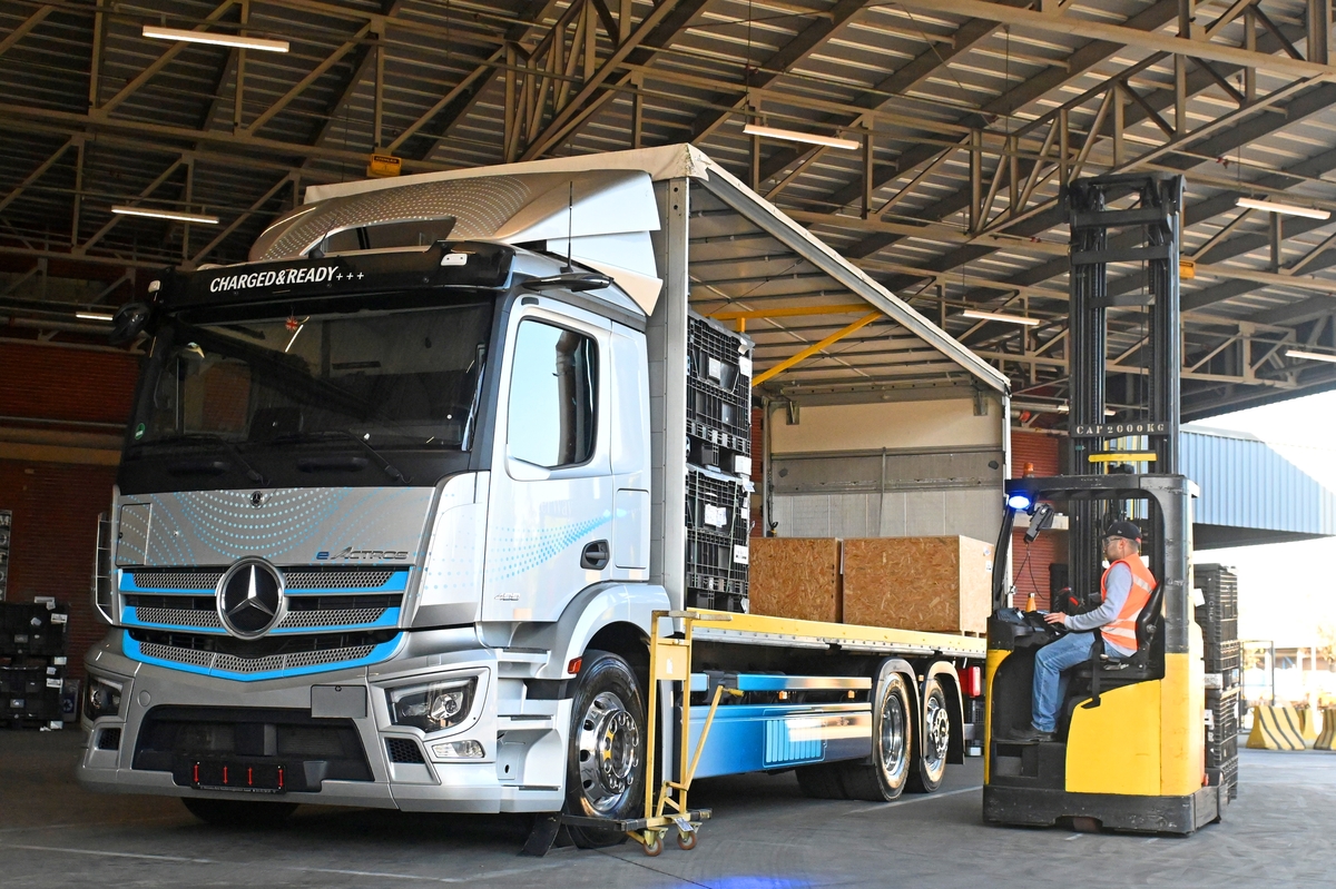 Mercedes-Benz incorpora o eActros na logística interna da fábrica de SBC