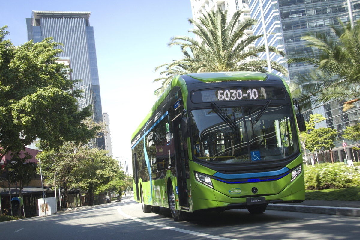 Mercedes-Benz eO500U conclui testes em Salvador