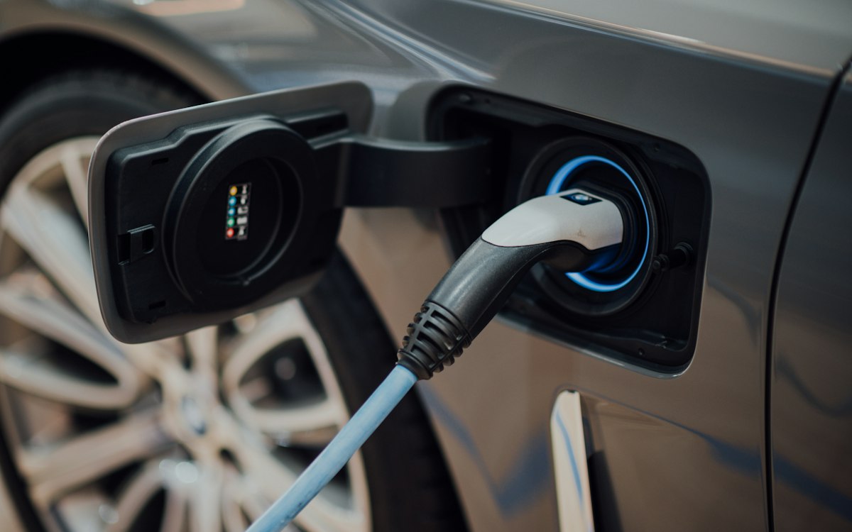 Imagem ilustrativa: Carro elétrico em recarga