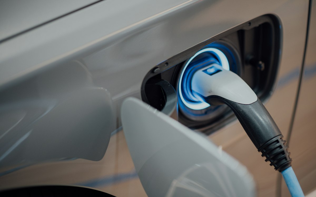 Imagem ilustrativa: Carro elétrico em recarga