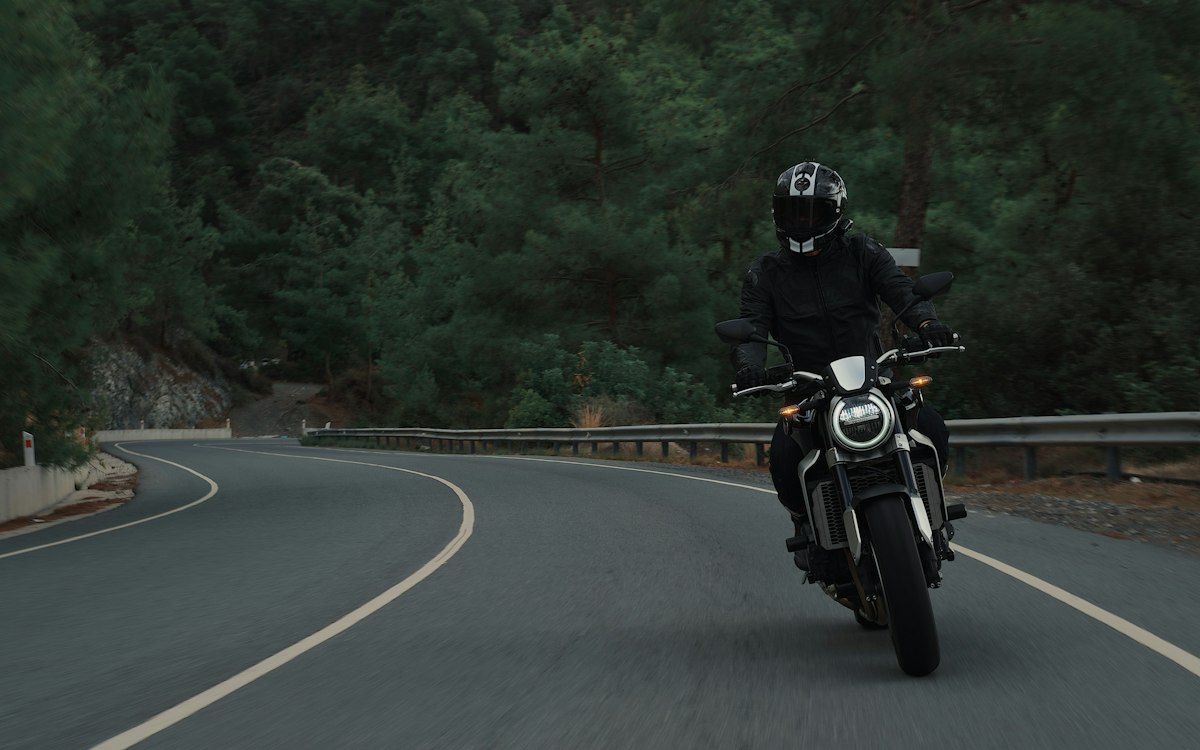 Imagem ilustrativa: Moto na estrada